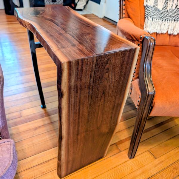 Front view of the Waterfall table between two chairs